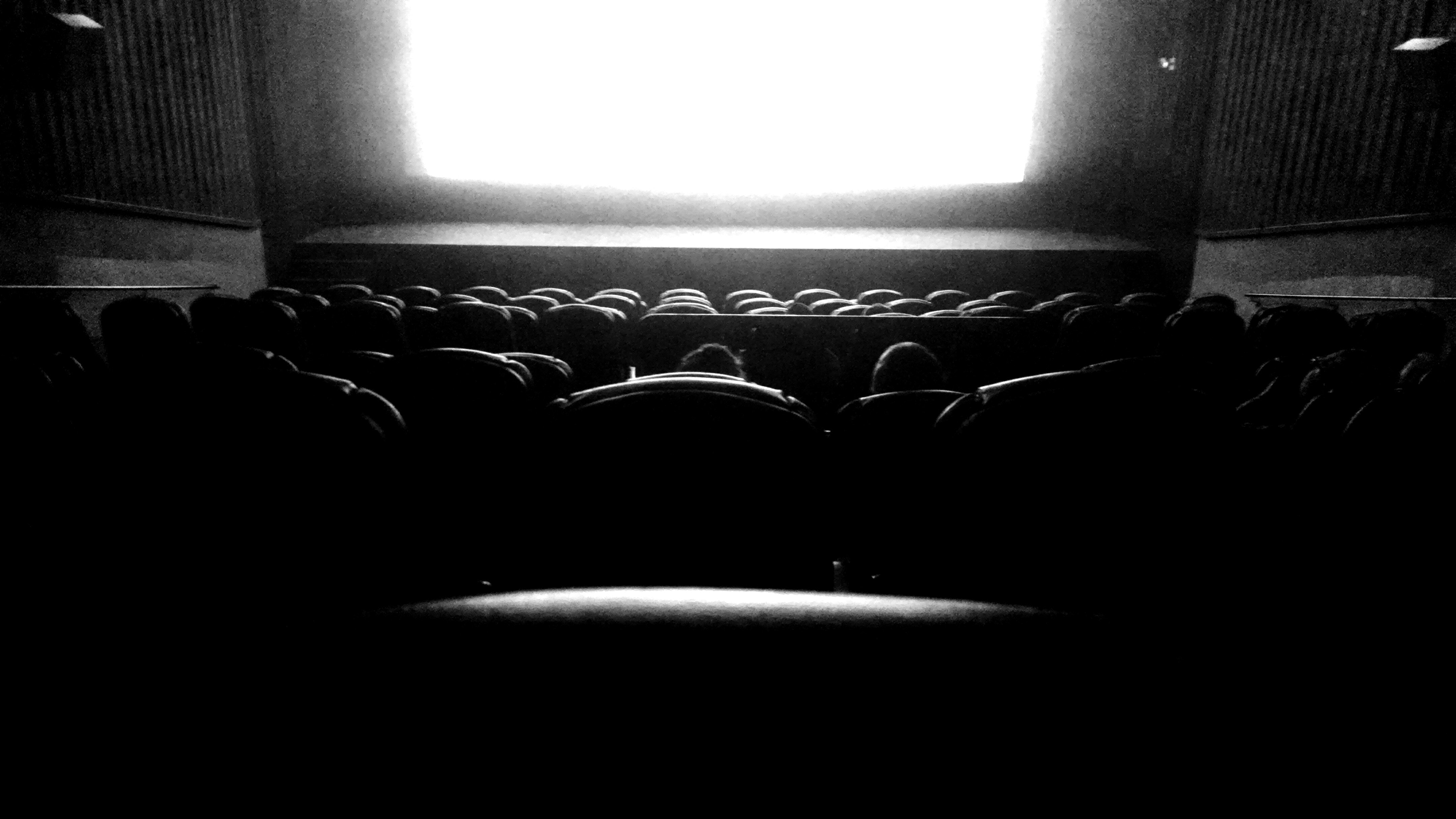 Tyhjä elokuvasali mustavalkoisena.